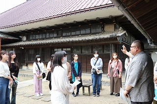 旧井上家住宅の建物について説明を受ける