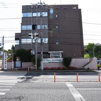 我孫子市役所西別館に男女共同参画月間横断幕を掲示1